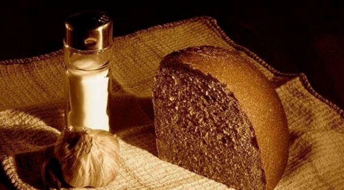 Hristiyan Ortodoks Oruç Diyeti İnanç Ve Beslenme Dengesi Hristiyan Ortodoks geleneğinde oruç, yalnızca belirli yiyeceklerden uzak durmayı değil, aynı zamanda ruhsal arınmayı ve disiplinli bir yaşam biçimini ifade eder. Bu anlayış içinde şekillenen Hristiyan Ortodoks oruç diyeti, bedensel ihtiyaçlar ile manevi hedefler arasında bir denge kurmayı amaçlar. Yüzyıllardır uygulanan bu beslenme yaklaşımı, belirli dönemlerde et, süt ürünleri ve bazı hayvansal gıdaların sınırlandırılmasına dayanır. Konulu bir haber görseli.