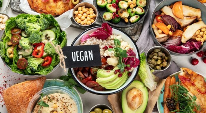 Hristiyan Veganlığı İnanç, Etik Ve Sağlıklı Yaşamın Kesişim Noktası Hristiyan veganlığı, son yıllarda hem beslenme hem de inanç temelli yaşam biçimleri üzerine yapılan tartışmalarda giderek daha fazla yer bulmaktadır. Bu yaklaşım, Hristiyanlık inancının merhamet, şefkat ve sorumluluk ilkelerini merkeze alarak hayvansal ürünlerin tüketilmemesini savunur. Hristiyan veganlığı, yalnızca bir diyet tercihi değil, aynı zamanda etik ve ruhsal bir duruş olarak değerlendirilir. Konulu bir haber görseli.