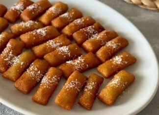 Son yıllarda sağlıklı yaşam trendlerinin etkisiyle doğal içerikli tatlılara olan talep hızla yükseliyor. Bu tatlılar arasında özellikle hurma tatlısı ön plana çıkmaya başladı. Hem ramazan döneminde hem de diğer aylarda sofralarda sıkça yer verilen bu tatlı, yüksek besin değerleri sayesinde uzmanlar tarafından da tavsiye edilen alternatifler arasında gösteriliyor. Doğal şekeri sayesinde ilave şeker kullanılmadan hazırlanabilen hurmalı tarifler, tüketicilerin ilgisini giderek daha fazla çekiyor. Konulu bir haber görseli.