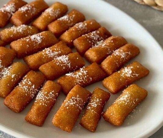 Son yıllarda sağlıklı yaşam trendlerinin etkisiyle doğal içerikli tatlılara olan talep hızla yükseliyor. Bu tatlılar arasında özellikle hurma tatlısı ön plana çıkmaya başladı. Hem ramazan döneminde hem de diğer aylarda sofralarda sıkça yer verilen bu tatlı, yüksek besin değerleri sayesinde uzmanlar tarafından da tavsiye edilen alternatifler arasında gösteriliyor. Doğal şekeri sayesinde ilave şeker kullanılmadan hazırlanabilen hurmalı tarifler, tüketicilerin ilgisini giderek daha fazla çekiyor. Konulu bir haber görseli.