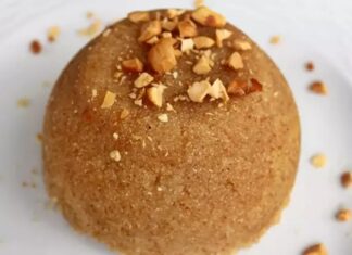 Türkiye’nin köklü tatlı mirasları arasında özel bir yere sahip olan irmik helvası, hem pratik hazırlanışı hem de duygusal anlamı nedeniyle yüzyıllardır sofralardan eksik olmuyor. Hem acı hem tatlı günlerde yapılan bu özel lezzet, kültürümüzde önemli bir sembolik anlam taşıyor. Bir yandan kayıpların ardından paylaşılan bir anma geleneği olarak karşımıza çıkarken, diğer yandan mutlu anlarda, kutlamalarda ve bereketli günlerde sofraları süsleyen bir tatlıya dönüşüyor. Bu yönüyle irmik helvası, Anadolu’nun en çok sahiplenilen tatlılarından biri olmayı sürdürüyor. Konulu bir haber görseli.