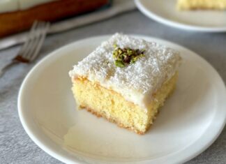 Türk mutfağının en sevilen sütlü tatlılarından biri olan irmikli muhallebi, özellikle hafif ve pratik tatlı arayışında olanların tercihi olmaya devam ediyor. Son yıllarda sağlıklı beslenme trendinin yükselmesiyle birlikte sütlü tatlılara ilgi yeniden artarken, birçok kişi geleneksel tariflere yönelmeye başladı. Bu yönelişin en güçlü temsilcilerinden biri olan irmikli muhallebi, hem kolay hazırlanışı hem de hafif kıvamı ile dikkat çekiyor. Konulu bir haber görseli.