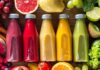 Juice cleanse, yani meyve ve sebze suları ile yapılan detoks uygulamaları, son yıllarda sağlıklı yaşam trendleri arasında önemli bir yer edindi. Bu yöntem, vücudu toksinlerden arındırmayı, sindirim sistemini rahatlatmayı ve enerji seviyesini yükseltmeyi amaçlar. Ancak bu süreçte juice cleanse uygulamasının doğru şekilde yapılması, hem besleyici hem de güvenli olmasını sağlar. İnsanlar, kısa süreli detoks programlarıyla bedenlerini yenilemek ve sağlıklı alışkanlıklarını desteklemek için bilinçli seçimler yapıyor. Konulu bir haber görseli.