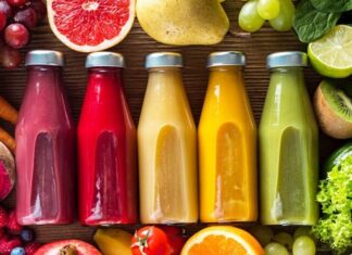 Juice cleanse, yani meyve ve sebze suları ile yapılan detoks uygulamaları, son yıllarda sağlıklı yaşam trendleri arasında önemli bir yer edindi. Bu yöntem, vücudu toksinlerden arındırmayı, sindirim sistemini rahatlatmayı ve enerji seviyesini yükseltmeyi amaçlar. Ancak bu süreçte juice cleanse uygulamasının doğru şekilde yapılması, hem besleyici hem de güvenli olmasını sağlar. İnsanlar, kısa süreli detoks programlarıyla bedenlerini yenilemek ve sağlıklı alışkanlıklarını desteklemek için bilinçli seçimler yapıyor. Konulu bir haber görseli.