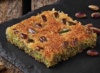 Türkiye’nin en sevilen tatlılarından biri olan kadayıf, hem köklü geçmişi hem de zengin lezzet yapısıyla uzun bir kültürel geleneğin temsilcisi konumunda bulunuyor. Osmanlı döneminde saray mutfağının önemli tatlıları arasında kabul edilen kadayıf, özellikle Ramazan ve bayram dönemlerinde sofraların en çok tercih edilen tatlılarından biri hâline gelmiştir. Bu tatlı, Ortadoğu’dan Balkanlara kadar geniş bir coğrafyada kendine yer edinmiş, her bölgenin damak tadına ve kültürel alışkanlıklarına göre farklı tariflerle yeniden şekillenmiştir. Bu nedenle kadayıf, sadece tatlı olarak değil bir kültürel aktarım aracı olarak da önem taşır. Konulu bir haber görseli.