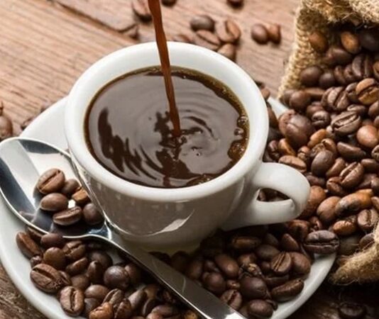 Günümüzde kafein, kahve, çay ve enerji içecekleri aracılığıyla hayatımızın birçok alanına girmiş durumda. Ancak fazla kafein tüketimi, uykusuzluk, çarpıntı, sindirim sorunları ve anksiyete gibi sağlık problemlerine yol açabilir. Bu nedenle kafeinsiz diyet, kafein alımını sınırlayarak hem bedensel hem de zihinsel sağlık açısından dengeli bir yaşam sunar. Kafeinsiz beslenme, özellikle hassas bireyler için hem güvenli hem de sürdürülebilir bir alternatif oluşturur. Konulu bir haber görseli.