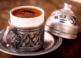 Kahve, yüzyıllardır hem yemek kültürü hem de sosyal yaşamın önemli bir parçası olmuştur. Etiyopya kökenli kahve, zamanla Osmanlı topraklarından Avrupa’ya ve tüm dünyaya yayılmıştır. Kahvenin keşfi, sadece bir içecek olarak değil, kültürel bir ritüel ve toplumsal bir gelenek olarak da değer kazanmasını sağlamıştır. Kahve kültürü, sohbetlerin, misafir ağırlamanın ve sosyal etkileşimlerin merkezinde yer almıştır. Konulu bir haber görseli.