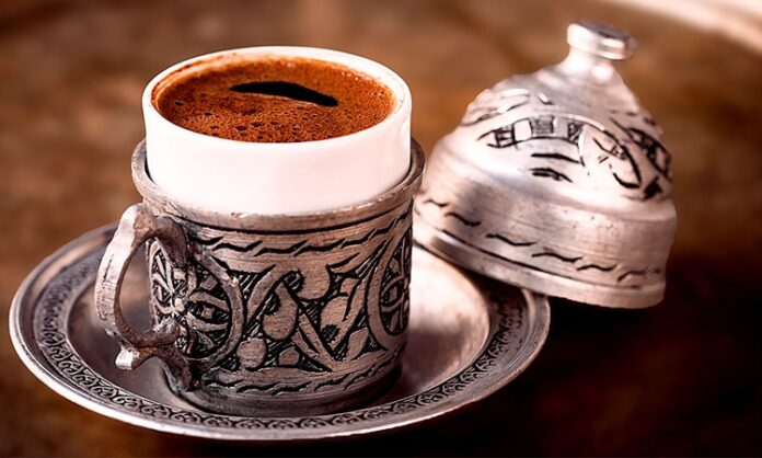 Kahve Kültürü Ve Dünya Sofralarında Lezzet Ruhu Kahve, yüzyıllardır hem yemek kültürü hem de sosyal yaşamın önemli bir parçası olmuştur. Etiyopya kökenli kahve, zamanla Osmanlı topraklarından Avrupa’ya ve tüm dünyaya yayılmıştır. Kahvenin keşfi, sadece bir içecek olarak değil, kültürel bir ritüel ve toplumsal bir gelenek olarak da değer kazanmasını sağlamıştır. Kahve kültürü, sohbetlerin, misafir ağırlamanın ve sosyal etkileşimlerin merkezinde yer almıştır. Konulu bir haber görseli.