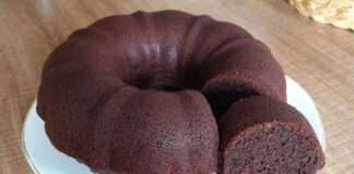 Son yıllarda özellikle ev yapımı tatlılara yönelen tüketicilerin ilgisi, kakaolu kek tariflerinin yeniden popülerleşmesini sağladı. Kolay hazırlanabilir olması, ekonomik malzemelerle yapılabilmesi ve her damak tadına hitap eden esnek bir tarif sunması, kakaolu keki hem evlerde hem de pastanelerde en çok tercih edilen lezzetlerden biri haline getirdi. Sosyal medya platformlarında paylaşılan kısa videolar, pratik tarifler ve yaratıcılığı öne çıkaran sunum fikirleri, kakaolu kek aramalarında belirgin bir artışa sebep oldu. Bu da özellikle ev kullanıcılarının kek tariflerine karşı ilgisini daha da hareketlendirdi. Konulu bir haber görseli.