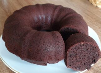 Son yıllarda özellikle ev yapımı tatlılara yönelen tüketicilerin ilgisi, kakaolu kek tariflerinin yeniden popülerleşmesini sağladı. Kolay hazırlanabilir olması, ekonomik malzemelerle yapılabilmesi ve her damak tadına hitap eden esnek bir tarif sunması, kakaolu keki hem evlerde hem de pastanelerde en çok tercih edilen lezzetlerden biri haline getirdi. Sosyal medya platformlarında paylaşılan kısa videolar, pratik tarifler ve yaratıcılığı öne çıkaran sunum fikirleri, kakaolu kek aramalarında belirgin bir artışa sebep oldu. Bu da özellikle ev kullanıcılarının kek tariflerine karşı ilgisini daha da hareketlendirdi. Konulu bir haber görseli.