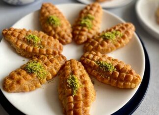 Türk mutfağı tatlı denildiğinde benzersiz bir mirasa sahiptir. Bu mirasın içinde bazı tatlılar vardır ki yıllar geçse de hem görünümü hem tadı aynı ilgiyle karşılanır. İşte kalburabastı tam da böyle tatlılardan biridir. Osmanlıdan günümüze uzanan bu özel tarif, özellikle bayram sofralarında ve özel günlerde en çok tercih edilen şerbetli tatlıların başında geliyor. Son yıllarda geleneksel tatlılara dönüş hareketinin artmasıyla birlikte kalburabastı yeniden gündemde. Özellikle ev yapımı tarifler sosyal medyada sık sık karşımıza çıkarken genç kuşaklar bu tatlıyı yeniden keşfetmeye başladı. Konulu bir haber görseli.