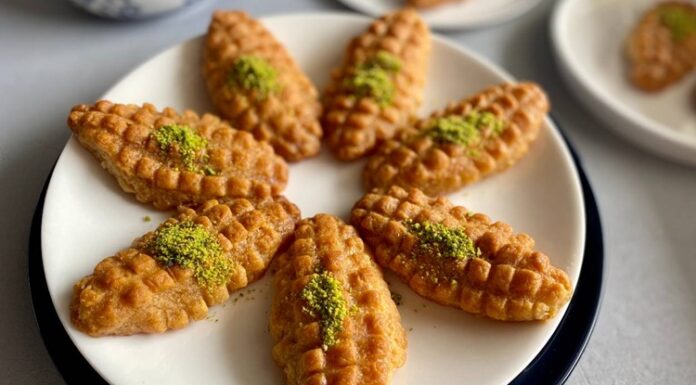 Türk mutfağı tatlı denildiğinde benzersiz bir mirasa sahiptir. Bu mirasın içinde bazı tatlılar vardır ki yıllar geçse de hem görünümü hem tadı aynı ilgiyle karşılanır. İşte kalburabastı tam da böyle tatlılardan biridir. Osmanlıdan günümüze uzanan bu özel tarif, özellikle bayram sofralarında ve özel günlerde en çok tercih edilen şerbetli tatlıların başında geliyor. Son yıllarda geleneksel tatlılara dönüş hareketinin artmasıyla birlikte kalburabastı yeniden gündemde. Özellikle ev yapımı tarifler sosyal medyada sık sık karşımıza çıkarken genç kuşaklar bu tatlıyı yeniden keşfetmeye başladı. Konulu bir haber görseli.