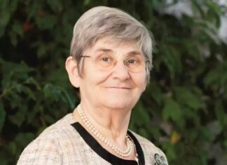 Karatay Diyeti, Türkiye’de son yıllarda en çok konuşulan beslenme modellerinden biri olmayı sürdürüyor. Özellikle karbonhidrat tüketimine getirdiği sınırlamalar ve doğal besinlere verdiği önemle dikkat çeken bu yaklaşım, kilo kontrolü ve metabolik sağlık konularında yoğun ilgi görüyor. Geleneksel diyet anlayışlarından farklı bir çizgide ilerleyen Karatay Diyeti, beslenme alışkanlıklarını kökten değiştirmeyi hedefleyen bir sistem sunuyor. Konulu bir haber görseli.