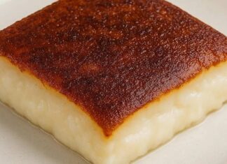 Kars kazandibi, Anadolu tatlı kültürünün köklü mirasını günümüze taşıyan en özel lezzetlerden biri olarak yeniden gastronomi dünyasında yükselişe geçti. Özellikle son yıllarda geleneksel tatlılara olan ilginin artması, bu bölgesel lezzetin daha fazla tanınmasını sağladı. Hem görünümü hem de kendine özgü karamelize yapısıyla diğer sütlü tatlılardan ayrılan Kars kazandibi, Kars mutfağının güçlü süt ürünleri geleneğini yansıtan bir tatlı olarak öne çıkıyor. Bu nedenle tatlı severlerin favorileri arasında hızla yükselmeye devam ediyor. Konulu bir haber görseli.