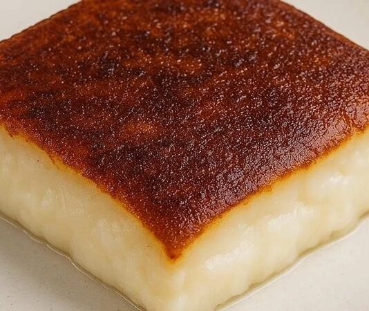 Kars kazandibi, Anadolu tatlı kültürünün köklü mirasını günümüze taşıyan en özel lezzetlerden biri olarak yeniden gastronomi dünyasında yükselişe geçti. Özellikle son yıllarda geleneksel tatlılara olan ilginin artması, bu bölgesel lezzetin daha fazla tanınmasını sağladı. Hem görünümü hem de kendine özgü karamelize yapısıyla diğer sütlü tatlılardan ayrılan Kars kazandibi, Kars mutfağının güçlü süt ürünleri geleneğini yansıtan bir tatlı olarak öne çıkıyor. Bu nedenle tatlı severlerin favorileri arasında hızla yükselmeye devam ediyor. Konulu bir haber görseli.