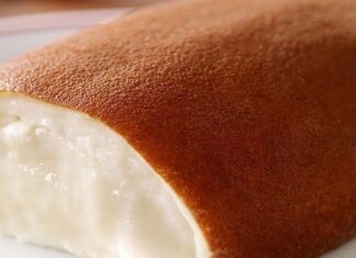 Türkiye’nin en sevilen sütlü tatlılarından biri olan kazandibi, son dönemde hem restoran menülerinde hem de ev yapımı tariflerde yeniden büyük bir yükseliş yaşıyor. Osmanlı mutfağından günümüze ulaşan bu eşsiz tatlı, hafifliği ve kendine özgü yanık üst dokusuyla tatlı severlerin ilgisini çekmeye devam ediyor. Gastronomi alanındaki gelişmeler, sosyal medyada paylaşılan tarif videoları ve geleneksel lezzetlere dönüş trendi, kazandibi tüketimindeki artışı hızlandırıyor. Uzmanlar, tatlının yumuşak dokusu ve nostaljik tadı sayesinde özellikle genç nesil tarafından da daha çok tercih edilmeye başlandığını belirtiyor. Konulu bir haber görseli.