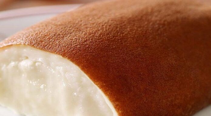 Türkiye’nin en sevilen sütlü tatlılarından biri olan kazandibi, son dönemde hem restoran menülerinde hem de ev yapımı tariflerde yeniden büyük bir yükseliş yaşıyor. Osmanlı mutfağından günümüze ulaşan bu eşsiz tatlı, hafifliği ve kendine özgü yanık üst dokusuyla tatlı severlerin ilgisini çekmeye devam ediyor. Gastronomi alanındaki gelişmeler, sosyal medyada paylaşılan tarif videoları ve geleneksel lezzetlere dönüş trendi, kazandibi tüketimindeki artışı hızlandırıyor. Uzmanlar, tatlının yumuşak dokusu ve nostaljik tadı sayesinde özellikle genç nesil tarafından da daha çok tercih edilmeye başlandığını belirtiyor. Konulu bir haber görseli.