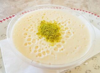 Keşkül, Osmanlı mutfağından günümüze ulaşan, özellikle ramazan aylarında en çok tercih edilen sütlü tatlılardan biri olarak bilinir. Geleneksel yapısıyla sofralarda yer bulan bu tatlı, hem hafifliği hem de badem aromasıyla tatlı severlerin vazgeçilmezi olmayı sürdürüyor. Günümüzde ise farklı sunum ve modern yorumlarla yeniden değer kazanmış durumda. Özellikle son yıllarda gastronomi dünyasında nostaljik tatlara yönelimin artması keşküle olan ilgiyi yeniden yükseltmiş bulunuyor. Konulu bir haber görseli.