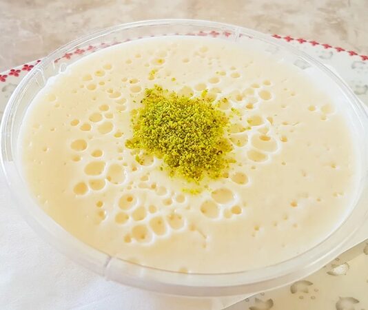 Keşkül, Osmanlı mutfağından günümüze ulaşan, özellikle ramazan aylarında en çok tercih edilen sütlü tatlılardan biri olarak bilinir. Geleneksel yapısıyla sofralarda yer bulan bu tatlı, hem hafifliği hem de badem aromasıyla tatlı severlerin vazgeçilmezi olmayı sürdürüyor. Günümüzde ise farklı sunum ve modern yorumlarla yeniden değer kazanmış durumda. Özellikle son yıllarda gastronomi dünyasında nostaljik tatlara yönelimin artması keşküle olan ilgiyi yeniden yükseltmiş bulunuyor. Konulu bir haber görseli.