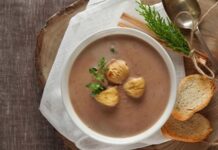 Kış aylarının vazgeçilmez tatlarından biri olan kestaneli çorba, son yıllarda hem geleneksel mutfaklarda hem de modern restoranlarda dikkat çeken bir lezzet haline geldi. Özellikle soğuk havalarda içinizi ısıtan bu eşsiz çorba, hem sağlıklı hem de doyurucu bir seçenek olarak öne çıkıyor. Kestaneli çorba tarifleri, farklı malzemelerle çeşitlendirilerek hem ev mutfaklarında hem de gurme restoran menülerinde sıkça yer alıyor. Konulu bir haber görseli.