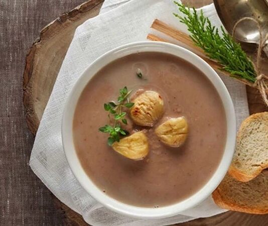 Kestaneli Çorba Lezzeti Kış Sofralarına Taşınıyor Kış aylarının vazgeçilmez tatlarından biri olan kestaneli çorba, son yıllarda hem geleneksel mutfaklarda hem de modern restoranlarda dikkat çeken bir lezzet haline geldi. Özellikle soğuk havalarda içinizi ısıtan bu eşsiz çorba, hem sağlıklı hem de doyurucu bir seçenek olarak öne çıkıyor. Kestaneli çorba tarifleri, farklı malzemelerle çeşitlendirilerek hem ev mutfaklarında hem de gurme restoran menülerinde sıkça yer alıyor. Konulu bir haber görseli.