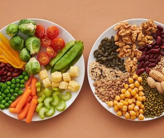 Ketojenik sporcu diyeti, son yıllarda hem profesyonel sporcular hem de aktif yaşam süren bireyler arasında giderek daha fazla ilgi görmektedir. Bu beslenme modeli, karbonhidrat alımını ciddi ölçüde sınırlandırırken yağ tüketimini ön plana çıkaran bir yapıya sahiptir. Ketojenik sporcu diyeti, vücudu farklı bir enerji kullanım sistemine yönlendirerek performans ve dayanıklılık üzerinde etkili olmayı amaçlar. Konulu bir haber görseli.