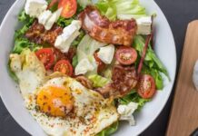 Ketojenik Yemeklerle Sağlıklı Beslenme Anlayışı Günlük Hayatta Daha Fazla Yer Buluyor Ketojenik beslenme son yıllarda yalnızca kilo vermeye odaklanan geçici diyetlerden biri olarak değil, bütüncül bir yaşam tarzı olarak öne çıkıyor. Özellikle ketojenik yemek kavramı, karbonhidrat merkezli klasik beslenme alışkanlıklarını sorgulayan bireyler için güçlü bir alternatif oluşturuyor. Yağ oranı yüksek, karbonhidrat oranı oldukça düşük olan bu beslenme düzeni; metabolizmanın çalışma biçimini değiştirmesiyle dikkat çekiyor. Bu yönüyle ketojenik mutfak, hem fiziksel hem de zihinsel performansla ilişkilendirilen bir beslenme anlayışına dönüşmüş durumda. Konulu bir haber görseli.