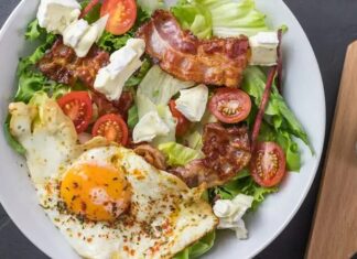 Ketojenik beslenme son yıllarda yalnızca kilo vermeye odaklanan geçici diyetlerden biri olarak değil, bütüncül bir yaşam tarzı olarak öne çıkıyor. Özellikle ketojenik yemek kavramı, karbonhidrat merkezli klasik beslenme alışkanlıklarını sorgulayan bireyler için güçlü bir alternatif oluşturuyor. Yağ oranı yüksek, karbonhidrat oranı oldukça düşük olan bu beslenme düzeni; metabolizmanın çalışma biçimini değiştirmesiyle dikkat çekiyor. Bu yönüyle ketojenik mutfak, hem fiziksel hem de zihinsel performansla ilişkilendirilen bir beslenme anlayışına dönüşmüş durumda. Konulu bir haber görseli.