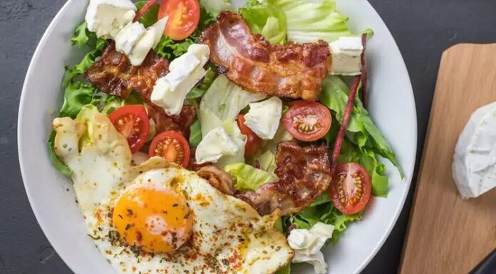 Ketojenik Yemeklerle Sağlıklı Beslenme Anlayışı Günlük Hayatta Daha Fazla Yer Buluyor Ketojenik beslenme son yıllarda yalnızca kilo vermeye odaklanan geçici diyetlerden biri olarak değil, bütüncül bir yaşam tarzı olarak öne çıkıyor. Özellikle ketojenik yemek kavramı, karbonhidrat merkezli klasik beslenme alışkanlıklarını sorgulayan bireyler için güçlü bir alternatif oluşturuyor. Yağ oranı yüksek, karbonhidrat oranı oldukça düşük olan bu beslenme düzeni; metabolizmanın çalışma biçimini değiştirmesiyle dikkat çekiyor. Bu yönüyle ketojenik mutfak, hem fiziksel hem de zihinsel performansla ilişkilendirilen bir beslenme anlayışına dönüşmüş durumda. Konulu bir haber görseli.