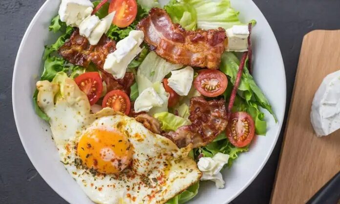 Ketojenik Yemeklerle Sağlıklı Beslenme Anlayışı Günlük Hayatta Daha Fazla Yer Buluyor Ketojenik beslenme son yıllarda yalnızca kilo vermeye odaklanan geçici diyetlerden biri olarak değil, bütüncül bir yaşam tarzı olarak öne çıkıyor. Özellikle ketojenik yemek kavramı, karbonhidrat merkezli klasik beslenme alışkanlıklarını sorgulayan bireyler için güçlü bir alternatif oluşturuyor. Yağ oranı yüksek, karbonhidrat oranı oldukça düşük olan bu beslenme düzeni; metabolizmanın çalışma biçimini değiştirmesiyle dikkat çekiyor. Bu yönüyle ketojenik mutfak, hem fiziksel hem de zihinsel performansla ilişkilendirilen bir beslenme anlayışına dönüşmüş durumda. Konulu bir haber görseli.