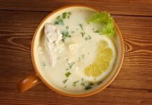 Türkiye’nin geleneksel mutfak kültüründe kendine özel bir yeri olan hindi çorbası, özellikle kış aylarında hem besleyici hem de doyurucu bir seçenek olarak öne çıkıyor. Son dönemde artan sağlıklı beslenme eğilimleri, doğal protein kaynaklarının daha fazla tercih edilmesi ve ekonomik hazırlıklarla sofraların zenginleştirilmek istenmesi, bu klasik çorbayı yeniden gündeme taşıdı. Lezzeti, pratikliği ve şifa verici özellikleriyle geniş bir kitle tarafından ilgi gören hindi çorbası, restoran menülerinde de daha sık yer almaya başladı. Konulu bir haber görseli.