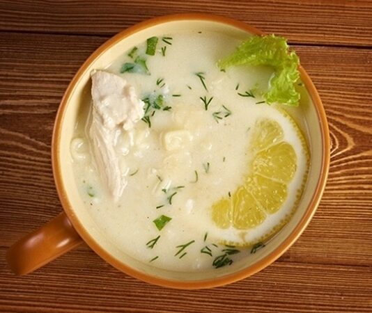 Türkiye’nin geleneksel mutfak kültüründe kendine özel bir yeri olan hindi çorbası, özellikle kış aylarında hem besleyici hem de doyurucu bir seçenek olarak öne çıkıyor. Son dönemde artan sağlıklı beslenme eğilimleri, doğal protein kaynaklarının daha fazla tercih edilmesi ve ekonomik hazırlıklarla sofraların zenginleştirilmek istenmesi, bu klasik çorbayı yeniden gündeme taşıdı. Lezzeti, pratikliği ve şifa verici özellikleriyle geniş bir kitle tarafından ilgi gören hindi çorbası, restoran menülerinde de daha sık yer almaya başladı. Konulu bir haber görseli.