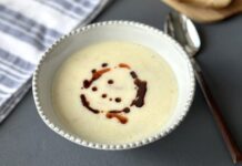 Kış aylarının yaklaşmasıyla birlikte çorbalar sofraların vazgeçilmezi hâline geliyor. Özellikle hem besleyici hem de doyurucu seçenekler arayanlar için kremalı tavuk çorbası, sıcak ve yoğun aromasıyla öne çıkıyor. Tavuk eti ve kremanın birleşimi, çorbaya hem zengin bir lezzet hem de yumuşak bir kıvam kazandırıyor. Bu nedenle ev mutfaklarında sıkça tercih edilen bu tarif, restoran menülerinde de popüler bir başlangıç olarak yer alıyor. Konulu bir haber görseli.