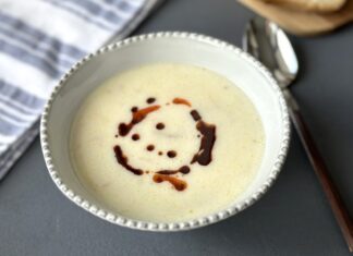 Kış aylarının yaklaşmasıyla birlikte çorbalar sofraların vazgeçilmezi hâline geliyor. Özellikle hem besleyici hem de doyurucu seçenekler arayanlar için kremalı tavuk çorbası, sıcak ve yoğun aromasıyla öne çıkıyor. Tavuk eti ve kremanın birleşimi, çorbaya hem zengin bir lezzet hem de yumuşak bir kıvam kazandırıyor. Bu nedenle ev mutfaklarında sıkça tercih edilen bu tarif, restoran menülerinde de popüler bir başlangıç olarak yer alıyor. Konulu bir haber görseli.