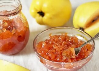 Türk mutfağında reçel denildiğinde akla gelen ilk tatlardan biri ayva reçeli olur. Rengi, kokusu ve yoğun aromasıyla ayva reçeli, yalnızca bir kahvaltılık değil; aynı zamanda kültürel bir hafızanın sofraya yansımasıdır. Sonbahar aylarının gelmesiyle birlikte mutfaklarda başlayan reçel telaşı, ayvanın kendine özgü tadıyla ayrı bir anlam kazanır. Konulu bir haber görseli.