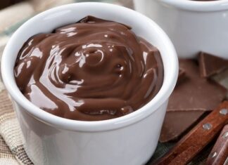 Puding, sade hazırlanışı, hafif dokusu ve her damak zevkine uyarlanabilir yapısıyla son yılların yeniden yükselişe geçen tatlıları arasında yer alıyor. Özellikle evde tatlı yapmak isteyenlerin ilk tercihleri arasında bulunan puding, hem çocukların hem yetişkinlerin gözdesi olmayı sürdürüyor. Türkiye genelinde market raflarında onlarca çeşidinin bulunması, yeni tarif denemelerinin sosyal medyada hızla yayılması ve restoran menülerinde bile özel sunumlarla yer alması, bu tatlının ne kadar geniş bir kitleye hitap ettiğini yeniden gözler önüne seriyor. Kolay hazırlanabilir olması da onu ev mutfaklarının vazgeçilmezlerinden biri haline getiriyor. Konulu bir haber görseli.