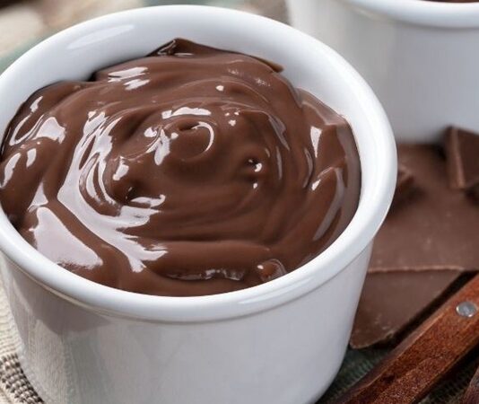 Kıvamı ve Lezzetiyle Sevdiren Tatlı Puding Yeniden Popülerleşiyor Puding, sade hazırlanışı, hafif dokusu ve her damak zevkine uyarlanabilir yapısıyla son yılların yeniden yükselişe geçen tatlıları arasında yer alıyor. Özellikle evde tatlı yapmak isteyenlerin ilk tercihleri arasında bulunan puding, hem çocukların hem yetişkinlerin gözdesi olmayı sürdürüyor. Türkiye genelinde market raflarında onlarca çeşidinin bulunması, yeni tarif denemelerinin sosyal medyada hızla yayılması ve restoran menülerinde bile özel sunumlarla yer alması, bu tatlının ne kadar geniş bir kitleye hitap ettiğini yeniden gözler önüne seriyor. Kolay hazırlanabilir olması da onu ev mutfaklarının vazgeçilmezlerinden biri haline getiriyor. Konulu bir haber görseli.