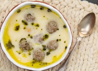 Türk mutfağının en sevilen sıcak başlangıçlarından biri olan köfteli çorba, hem doyuruculuğu hem de pratik hazırlanabilirliği sayesinde son dönemlerde yeniden popülerlik kazanıyor. Özellikle ev yapımı köftelerin çorbanın içinde dağılmadan pişmesi, lezzetin dengeli ve yumuşak bir şekilde ortaya çıkmasını sağlıyor. Geleneksel tariflerin modern mutfak teknikleriyle birleşmesiyle ortaya çıkan bu özel çorba, hem kış aylarında hem de yılın diğer dönemlerinde sofralarda kendine yer buluyor. Hafif kıvamı, besleyici yapısı ve baharatların belirgin aromasıyla köfteli çorba, hem çocukların hem yetişkinlerin beğenisini kazanan klasik bir tarif olarak öne çıkıyor. Konulu bir haber görseli.