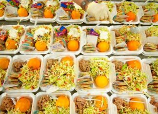 Koşer kavramı, Yahudi inancına göre tüketilmesi uygun kabul edilen gıdaları ve bu gıdaların hazırlanma, saklanma ve sunulma biçimlerini ifade eden kapsamlı bir sistemdir. Günümüzde yalnızca dini bir gereklilik olarak değil, aynı zamanda hijyen, gıda güvenliği ve etik üretimle ilişkilendirildiği için farklı kesimlerin de dikkatini çekmektedir. Koşer, özellikle küresel gıda sektöründe belirli standartları temsil eden önemli bir kavram hâline gelmiştir. Konulu bir haber görseli.