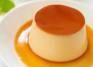 Dünyanın en sevilen tatlılarından biri olan krem karamel, zarif görünümü, pürüzsüz yapısı ve karamelin eşsiz aromasıyla her dönem popülerliğini koruyan özel bir tatlı olarak öne çıkıyor. Hem restoran menülerinde hem de ev mutfaklarında hazırlanan bu tatlı, özellikle hafif ve dengeli tatlı arayanların ilk tercihlerinden biri oluyor. Yumurta, süt ve şeker gibi temel malzemelerle hazırlanması onu hem ekonomik hem de kolay ulaşılabilir bir tatlı hâline getiriyor. Tüm bu özellikleri sayesinde krem karamel, farklı ülkelerin mutfaklarında da çeşitli versiyonlarıyla önemli bir yer edinmiş durumda. Konulu bir haber görseli.