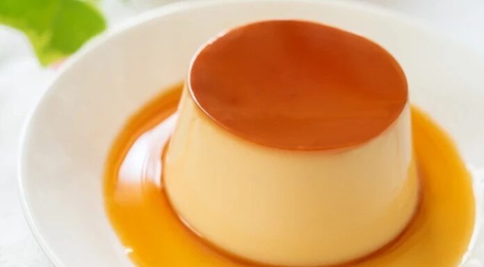 Dünyanın en sevilen tatlılarından biri olan krem karamel, zarif görünümü, pürüzsüz yapısı ve karamelin eşsiz aromasıyla her dönem popülerliğini koruyan özel bir tatlı olarak öne çıkıyor. Hem restoran menülerinde hem de ev mutfaklarında hazırlanan bu tatlı, özellikle hafif ve dengeli tatlı arayanların ilk tercihlerinden biri oluyor. Yumurta, süt ve şeker gibi temel malzemelerle hazırlanması onu hem ekonomik hem de kolay ulaşılabilir bir tatlı hâline getiriyor. Tüm bu özellikleri sayesinde krem karamel, farklı ülkelerin mutfaklarında da çeşitli versiyonlarıyla önemli bir yer edinmiş durumda. Konulu bir haber görseli.