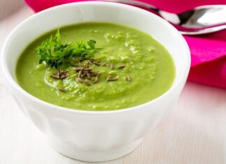 Türkiye’de özellikle son yıllarda sağlıklı beslenme alışkanlıklarının yaygınlaşmasıyla birlikte sebze çorbalarına olan ilgi belirgin şekilde arttı. Bu artışın en çok hissedildiği tariflerden biri de kuşkusuz kremalı brokoli çorbası oldu. Hem hafif yapısı hem de besleyici içeriğiyle dikkat çeken bu çorba, mutfaklarda giderek daha fazla yer buluyor. Brokolinin doğallığını kremanın yumuşak dokusuyla buluşturan tarif, hem öğünlerde ana yemek öncesi sıcak bir başlangıç hem de tek başına besleyici bir öğün olarak tercih ediliyor. Özellikle evde pratik ama aynı zamanda sağlıklı yemekler hazırlamak isteyenler için vazgeçilmez seçeneklerden biri hâline gelmiş durumda. Konulu bir haber görseli.