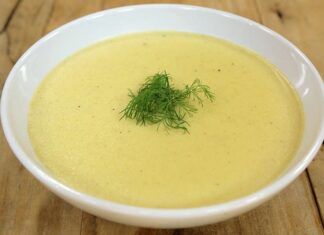 Soğuk havaların etkisini artırdığı bu günlerde, mutfaklarda en çok tercih edilen sıcak tariflerin başında kremalı çorbalar geliyor. Hem yumuşak içimi hem de doyurucu yapısıyla geniş bir kitle tarafından sevilen bu çorbalar, özellikle akşam yemeklerinde veya hafif öğünlerde ideal seçenek olarak görülüyor. Son yıllarda restoran menülerinde daha fazla yer bulan bu lezzetler, sadece pratik hazırlıklarıyla değil, aynı zamanda besleyici içerikleriyle de dikkat çekiyor. Üstelik farklı sebzelerle kolayca zenginleştirilebilmesi, kremalı çorbaları mutfaklarda çok yönlü bir seçenek haline getiriyor. Konulu bir haber görseli.