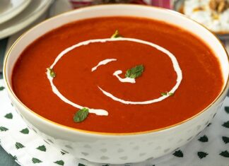 Türk mutfağında hem yaz hem kış aylarında büyük ilgi gören kremalı domates çorbası, son yıllarda restoranlardan ev mutfaklarına kadar geniş bir alanda popülerliğini artırmaya devam ediyor. Domatesin taze ve ferahlatıcı tadını kremanın yumuşak dokusuyla harmanlayan bu özel çorba, basit malzemelerle hazırlanan ama oldukça etkileyici bir lezzet sunuyor. Özellikle hafif ve dengeli başlangıçlar arayanların tercih ettiği bu çorba, pratik oluşuyla da yoğun yaşam temposuna sahip bireyler için büyük kolaylık sağlıyor. Günümüzde pek çok kişi evde daha sağlıklı tarifler hazırlamaya yöneldiği için kremalı domates çorbası tariflerinin internet üzerindeki arama hacmi de belirgin bir şekilde artmış durumda. Konulu bir haber görseli.