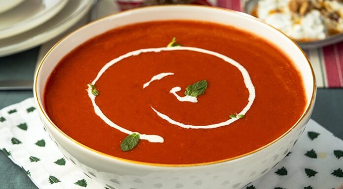 Kremalı Domates Çorbası Sofraların Vazgeçilmez Lezzeti Olmaya Devam Ediyor Türk mutfağında hem yaz hem kış aylarında büyük ilgi gören kremalı domates çorbası, son yıllarda restoranlardan ev mutfaklarına kadar geniş bir alanda popülerliğini artırmaya devam ediyor. Domatesin taze ve ferahlatıcı tadını kremanın yumuşak dokusuyla harmanlayan bu özel çorba, basit malzemelerle hazırlanan ama oldukça etkileyici bir lezzet sunuyor. Özellikle hafif ve dengeli başlangıçlar arayanların tercih ettiği bu çorba, pratik oluşuyla da yoğun yaşam temposuna sahip bireyler için büyük kolaylık sağlıyor. Günümüzde pek çok kişi evde daha sağlıklı tarifler hazırlamaya yöneldiği için kremalı domates çorbası tariflerinin internet üzerindeki arama hacmi de belirgin bir şekilde artmış durumda. Konulu bir haber görseli.
