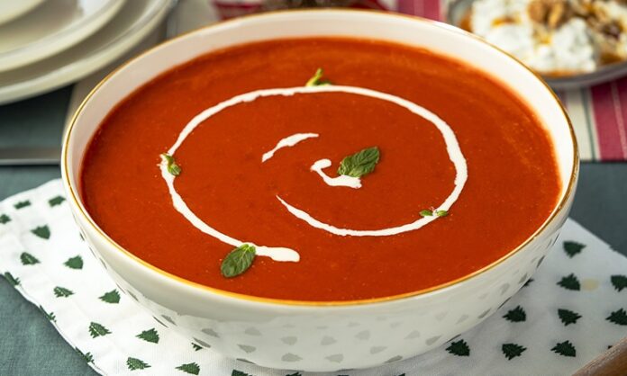 Türk mutfağında hem yaz hem kış aylarında büyük ilgi gören kremalı domates çorbası, son yıllarda restoranlardan ev mutfaklarına kadar geniş bir alanda popülerliğini artırmaya devam ediyor. Domatesin taze ve ferahlatıcı tadını kremanın yumuşak dokusuyla harmanlayan bu özel çorba, basit malzemelerle hazırlanan ama oldukça etkileyici bir lezzet sunuyor. Özellikle hafif ve dengeli başlangıçlar arayanların tercih ettiği bu çorba, pratik oluşuyla da yoğun yaşam temposuna sahip bireyler için büyük kolaylık sağlıyor. Günümüzde pek çok kişi evde daha sağlıklı tarifler hazırlamaya yöneldiği için kremalı domates çorbası tariflerinin internet üzerindeki arama hacmi de belirgin bir şekilde artmış durumda. Konulu bir haber görseli.