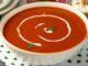 Türk mutfağında hem yaz hem kış aylarında büyük ilgi gören kremalı domates çorbası, son yıllarda restoranlardan ev mutfaklarına kadar geniş bir alanda popülerliğini artırmaya devam ediyor. Domatesin taze ve ferahlatıcı tadını kremanın yumuşak dokusuyla harmanlayan bu özel çorba, basit malzemelerle hazırlanan ama oldukça etkileyici bir lezzet sunuyor. Özellikle hafif ve dengeli başlangıçlar arayanların tercih ettiği bu çorba, pratik oluşuyla da yoğun yaşam temposuna sahip bireyler için büyük kolaylık sağlıyor. Günümüzde pek çok kişi evde daha sağlıklı tarifler hazırlamaya yöneldiği için kremalı domates çorbası tariflerinin internet üzerindeki arama hacmi de belirgin bir şekilde artmış durumda. Konulu bir haber görseli.