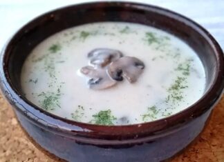 Son dönemlerde özellikle soğuk havaların artmasıyla birlikte restoranlardan ev mutfaklarına kadar geniş bir alanda popülerleşen kremalı mantar çorbası, yumuşak içimi ve zengin aromasıyla dikkat çekiyor. Birçok kişi tarafından hem akşam yemeklerinin başlangıcında hem de hafif öğünlerde tercih edilen bu çorba, krema ve mantarın uyumunu başarılı bir şekilde yansıtıyor. Üstelik farklı mantar türleriyle hazırlanabilir oluşu, lezzetini çeşitlendirmeyi mümkün hale getiriyor. Bu nedenle hem profesyonel şeflerin hem de evde yemek pişirenlerin sıkça yöneldiği tarifler arasında ilk sıralarda yer alıyor. Konulu bir haber görseli.