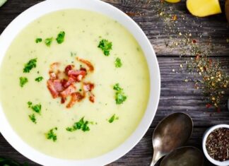 Kış aylarının gelmesiyle birlikte sıcak çorbalara olan ilgi yeniden artış göstermeye başladı. Özellikle yumuşak dokusu, hafifliği ve doyuruculuğuyla öne çıkan kremalı patates çorbası, hem ev mutfaklarında hem de restoran menülerinde sıkça tercih edilen tarifler arasında yer alıyor. Patatesin doğal tadının krema ile birleşmesi, çorbaya hem pürüzsüz bir kıvam hem de zengin bir aroma kazandırıyor. Bu nedenle özellikle yoğun iş temposuna sahip kişiler, pratik ve besleyici bir başlangıç aradıklarında sıklıkla kremalı patates çorbası hazırlamayı tercih ediyor. Konulu bir haber görseli.