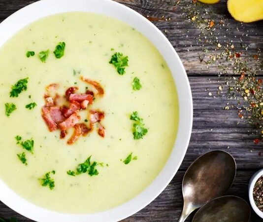 Kış aylarının gelmesiyle birlikte sıcak çorbalara olan ilgi yeniden artış göstermeye başladı. Özellikle yumuşak dokusu, hafifliği ve doyuruculuğuyla öne çıkan kremalı patates çorbası, hem ev mutfaklarında hem de restoran menülerinde sıkça tercih edilen tarifler arasında yer alıyor. Patatesin doğal tadının krema ile birleşmesi, çorbaya hem pürüzsüz bir kıvam hem de zengin bir aroma kazandırıyor. Bu nedenle özellikle yoğun iş temposuna sahip kişiler, pratik ve besleyici bir başlangıç aradıklarında sıklıkla kremalı patates çorbası hazırlamayı tercih ediyor. Konulu bir haber görseli.